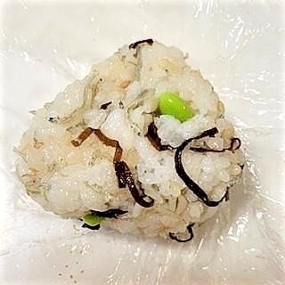 塩昆布とちりめんじゃこと枝豆の　おにぎり